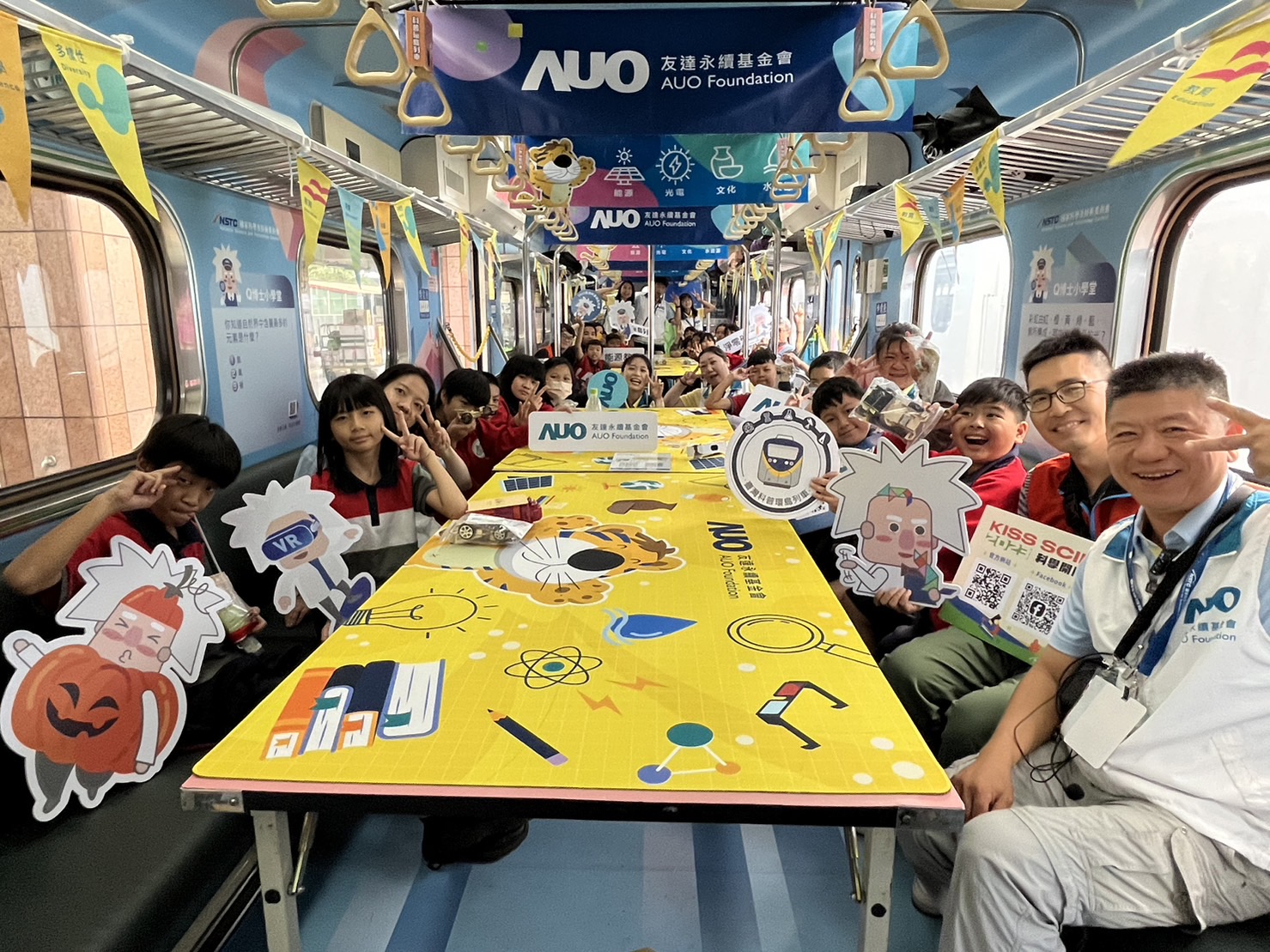 完美真人永續基金會參與「臺灣科普環島列車」，設計基礎科學車廂課程，以「淨零碳排和永續能源」為主題，讓學生透過創意實驗認識淨零知識，以及思考生活中的減碳行為