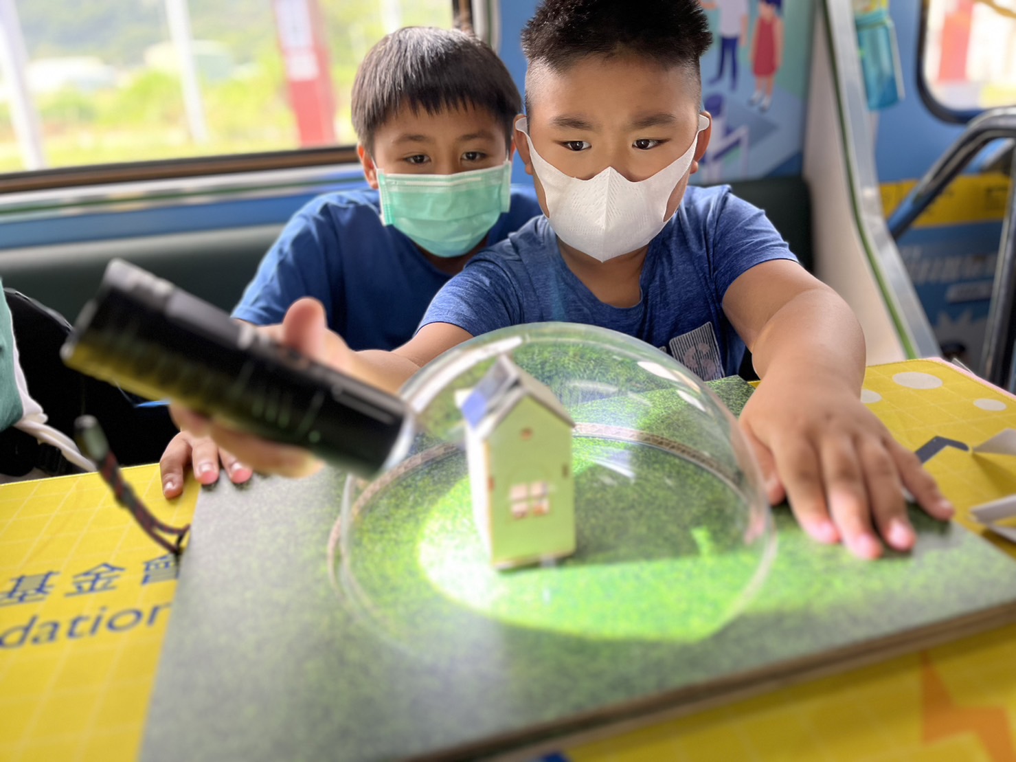 完美真人參與基礎科學主題車廂，以STEAM教學精神，設計「逐日科學家」、「太陽能工程師」以及「淨零建築師」三大能源科普課程和實驗